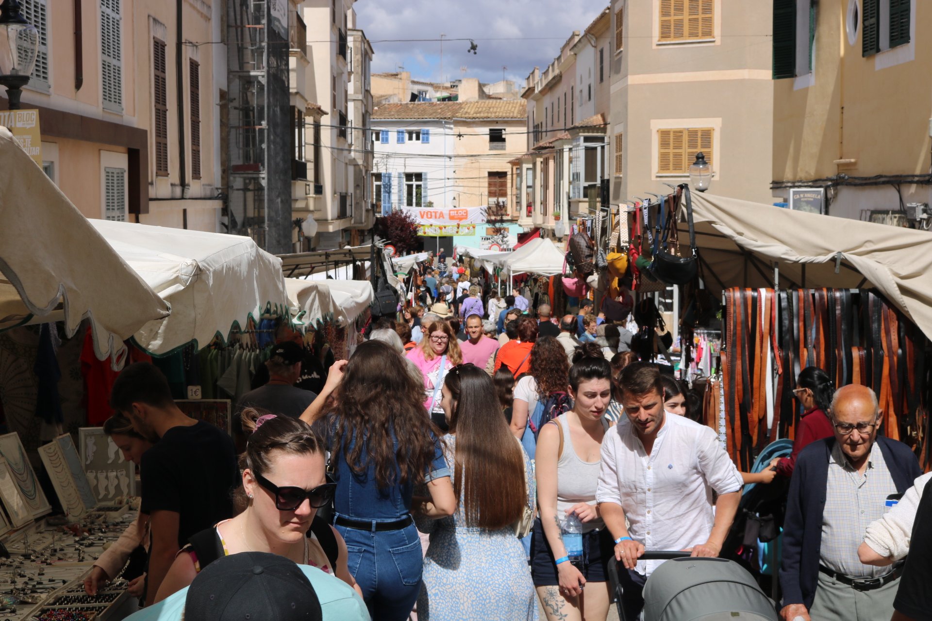 Las calles han contado con puestos con productos de todo tipo este domingo en Felanitx.