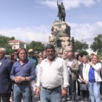 Foto grupal de los candidatos de Vox a las diferentes instituciones baleares frente a la estatua de Jaume I de Palma. - VOX