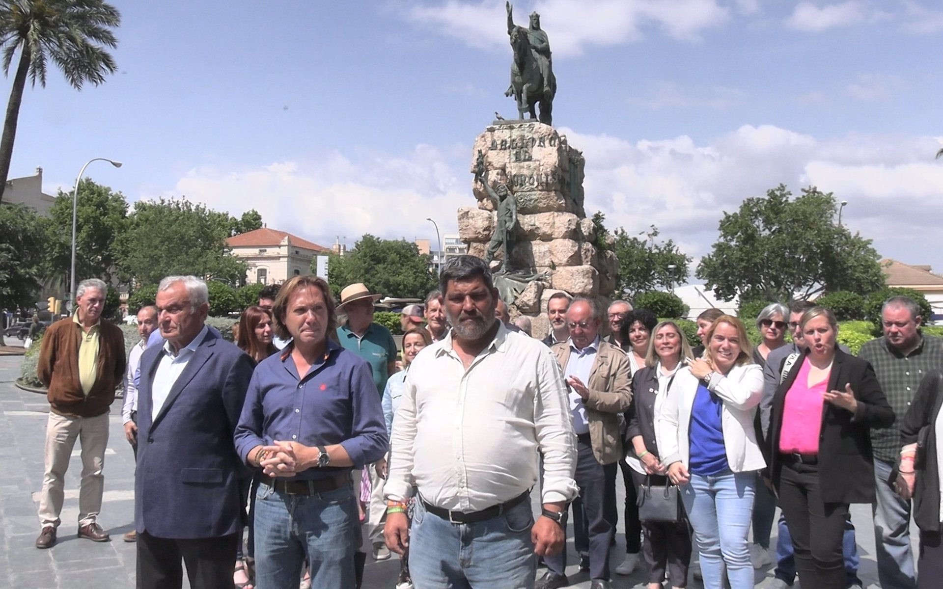 Foto grupal de los candidatos de Vox a las diferentes instituciones baleares frente a la estatua de Jaume I de Palma. - VOX