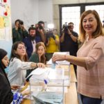 La secretaria general del PSIB-PSOE, presidenta del Govern y candidata a la reelección, Francina Armengol, vota en el Colegio Sant Felip Neri, en Palma. - TOMÁS MOYÁ-EUROPA PRESS