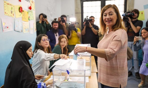 Armengol vota en Palma con “mucha emoción, ilusión y fuerza” y pide “una participación masiva” a los ciudadanos