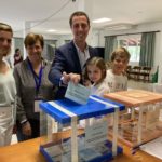 El presidente del PP de Mallorca y candidato a la presidencia del Consell, Llorenç Galmés, vota en Santanyí. - PP