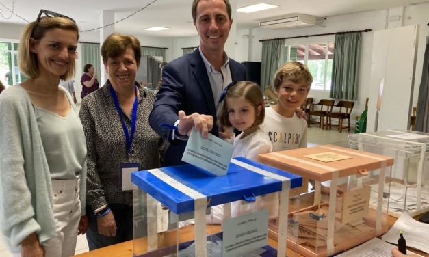 Galmés vota en Santanyí animando a los ciudadanos a “no quedarse en casa y votar” por “un futuro mejor para todos”