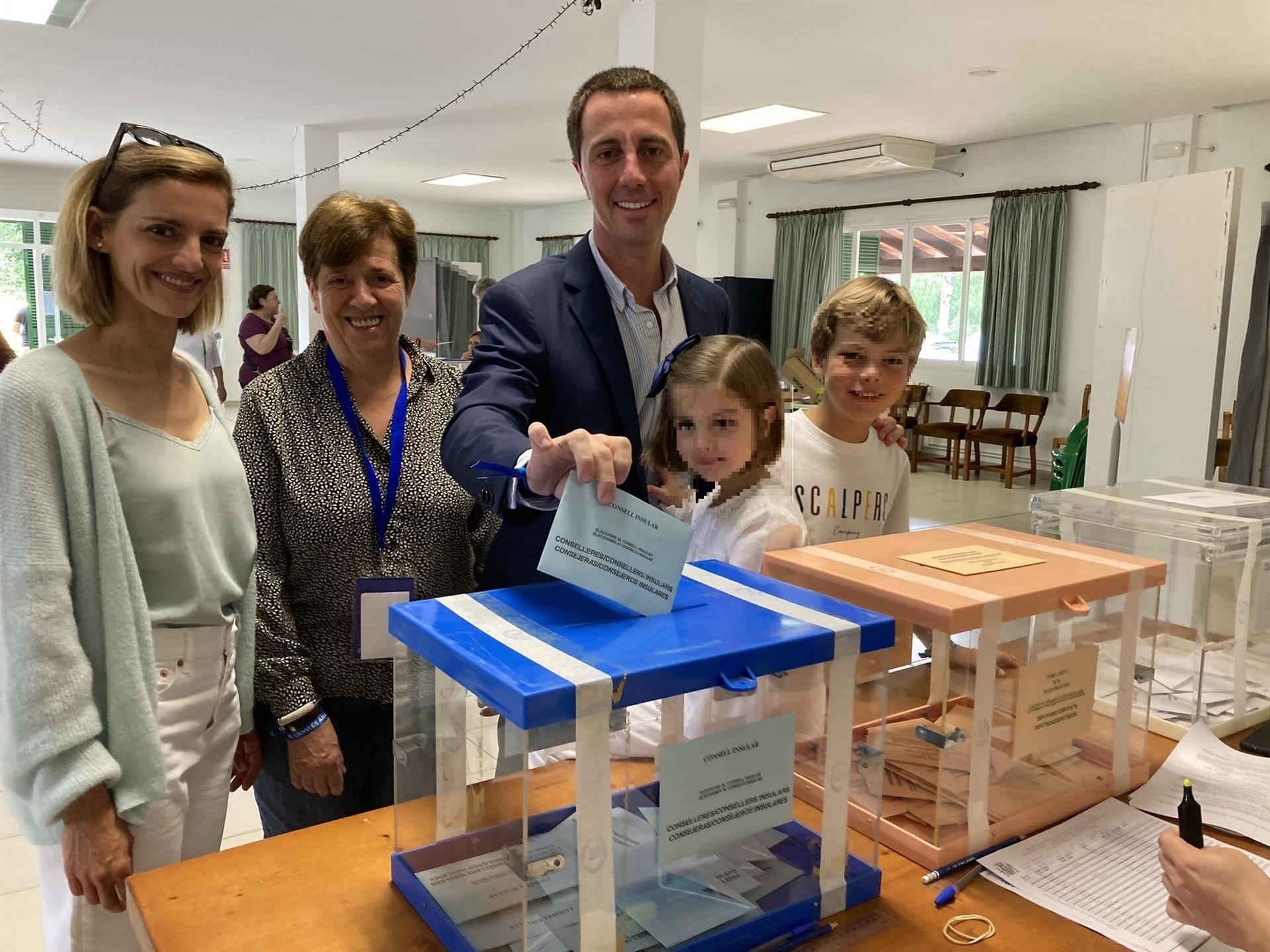 El presidente del PP de Mallorca y candidato a la presidencia del Consell, Llorenç Galmés, vota en Santanyí. - PP