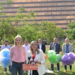 La portavoz nacional de CS y candidata a la presidencia del Govern, Patricia Guasp, junto a la candidata a la alcaldía de Cort, Eva Pomar, y otros miembros del partido, en el acto de cierre de campaña de la formación. - CS
