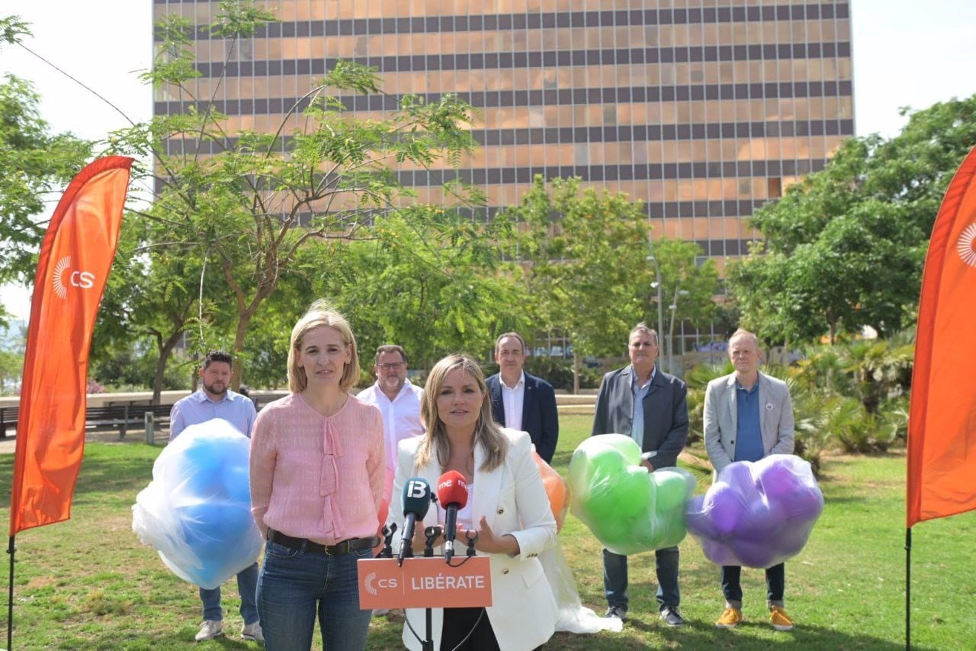 La portavoz nacional de CS y candidata a la presidencia del Govern, Patricia Guasp, junto a la candidata a la alcaldía de Cort, Eva Pomar, y otros miembros del partido, en el acto de cierre de campaña de la formación. - CS