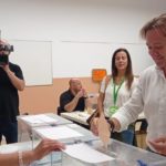 El candidato de Vox a la presidencia del Govern, Jorge Campos, ejerce su derecho a voto. - VOX