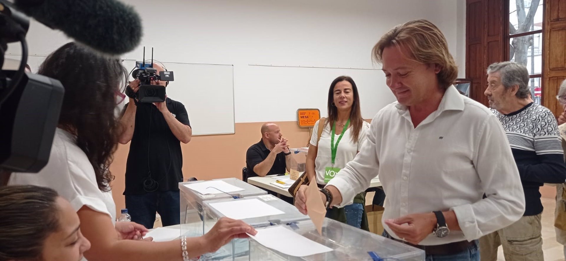 El candidato de Vox a la presidencia del Govern, Jorge Campos, ejerce su derecho a voto. - VOX