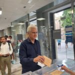 El candidato de El PI a la presidencia del Govern, Josep Melià, ejerce su derecho a voto, en Palma. - EL PI