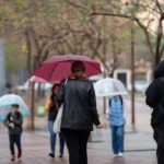 Varias personas con paraguas pasean por una de las calles de la ciudad, a 12 de mayo de 2023, en Barcelona, Catalunya (España). - David Zorrakino - Europa Press