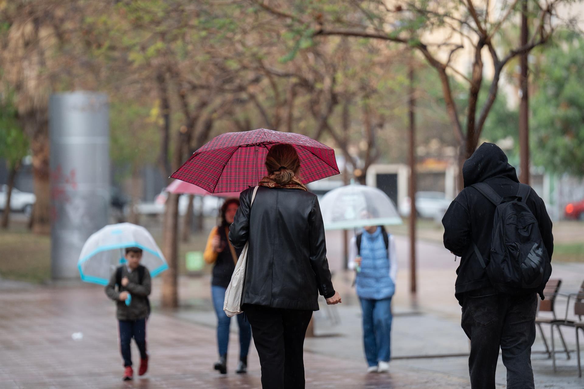 Varias personas con paraguas pasean por una de las calles de la ciudad, a 12 de mayo de 2023, en Barcelona, Catalunya (España). - David Zorrakino - Europa Press