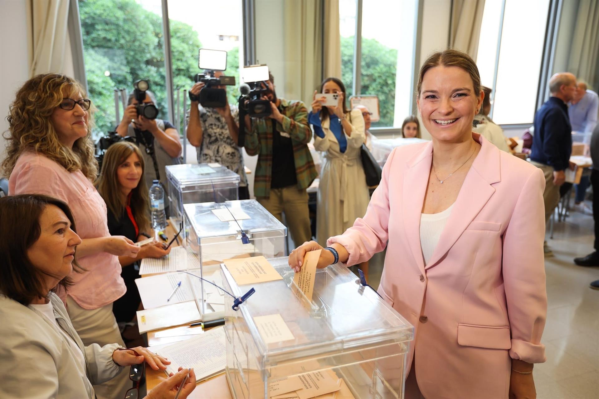 La presidenta del PP balear y candidata a la presidencia del Govern, Marga Prohens, vota en el CEPA La Balanguera - TOMÁS MOYÁ-EUROPA PRESS
