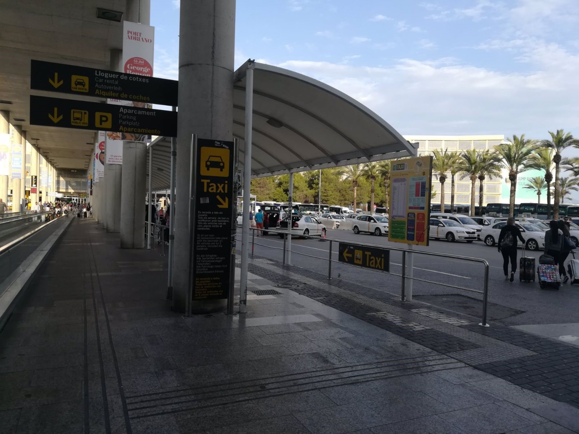 Taxi, parada taxis, aeropuerto Palma.