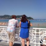 Una pareja contempla las vistas de la Playa de la Concha en San Sebastián el día en el que las temperaturas máximas podrían alcanzar los 37 grados en la zona costera del País Vasco, en San Sebastián, Guipúzcoa, Euskadi (España) a 30 de julio de - Europa Press - Archivo