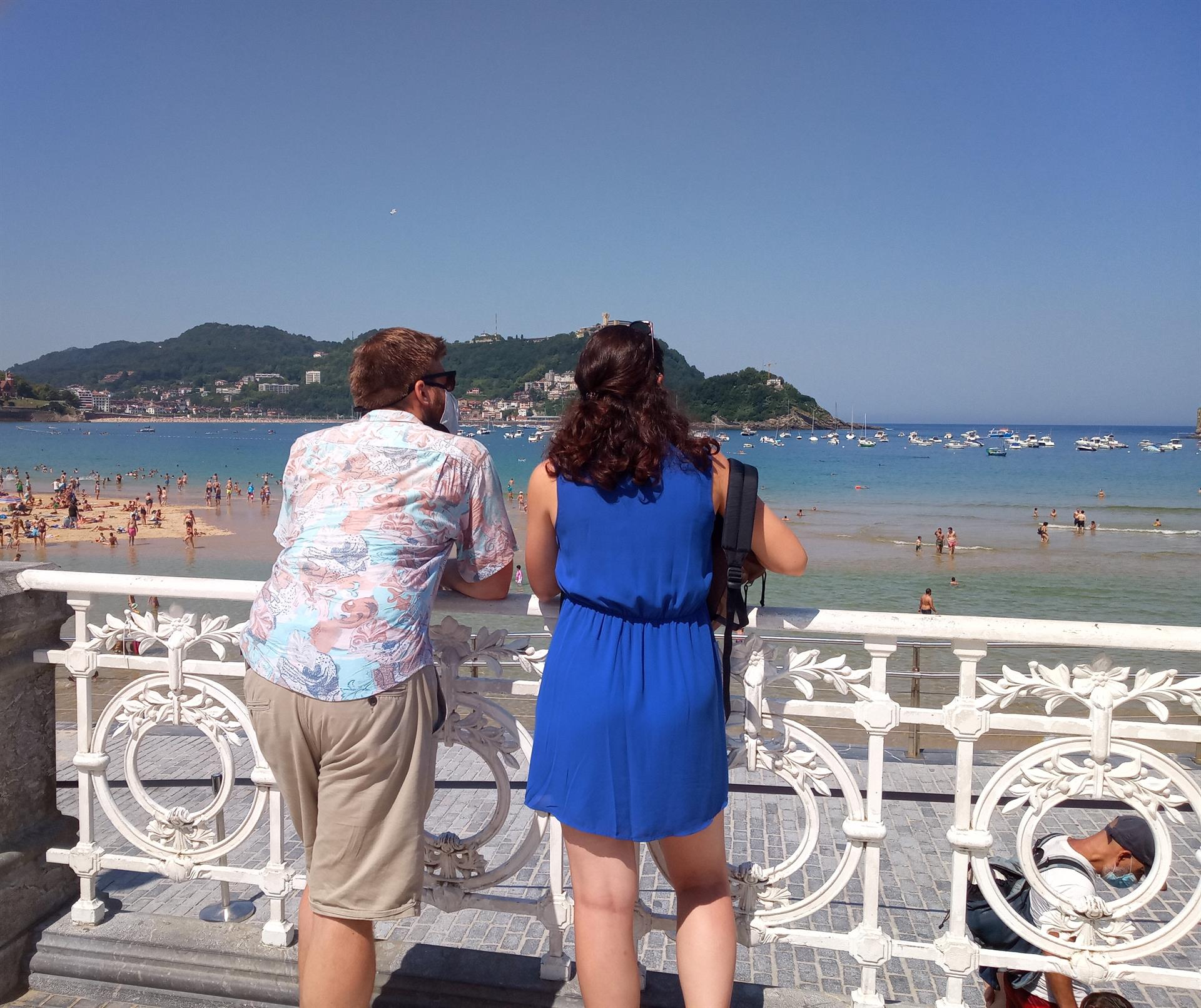 Una pareja contempla las vistas de la Playa de la Concha en San Sebastián el día en el que las temperaturas máximas podrían alcanzar los 37 grados en la zona costera del País Vasco, en San Sebastián, Guipúzcoa, Euskadi (España) a 30 de julio de - Europa Press - Archivo