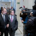 El presidente de Aragón, Javier Lambán (i), y el presidente de Castilla-La Mancha, Emiliano García-Page (d), asisten al desayuno informativo del Foro de la Nueva Economía con el presidente de IFRA y del Grupo Henneo, Fernando de Yarza López-Mad - Alberto Ortega - Europa Press - Archivo
