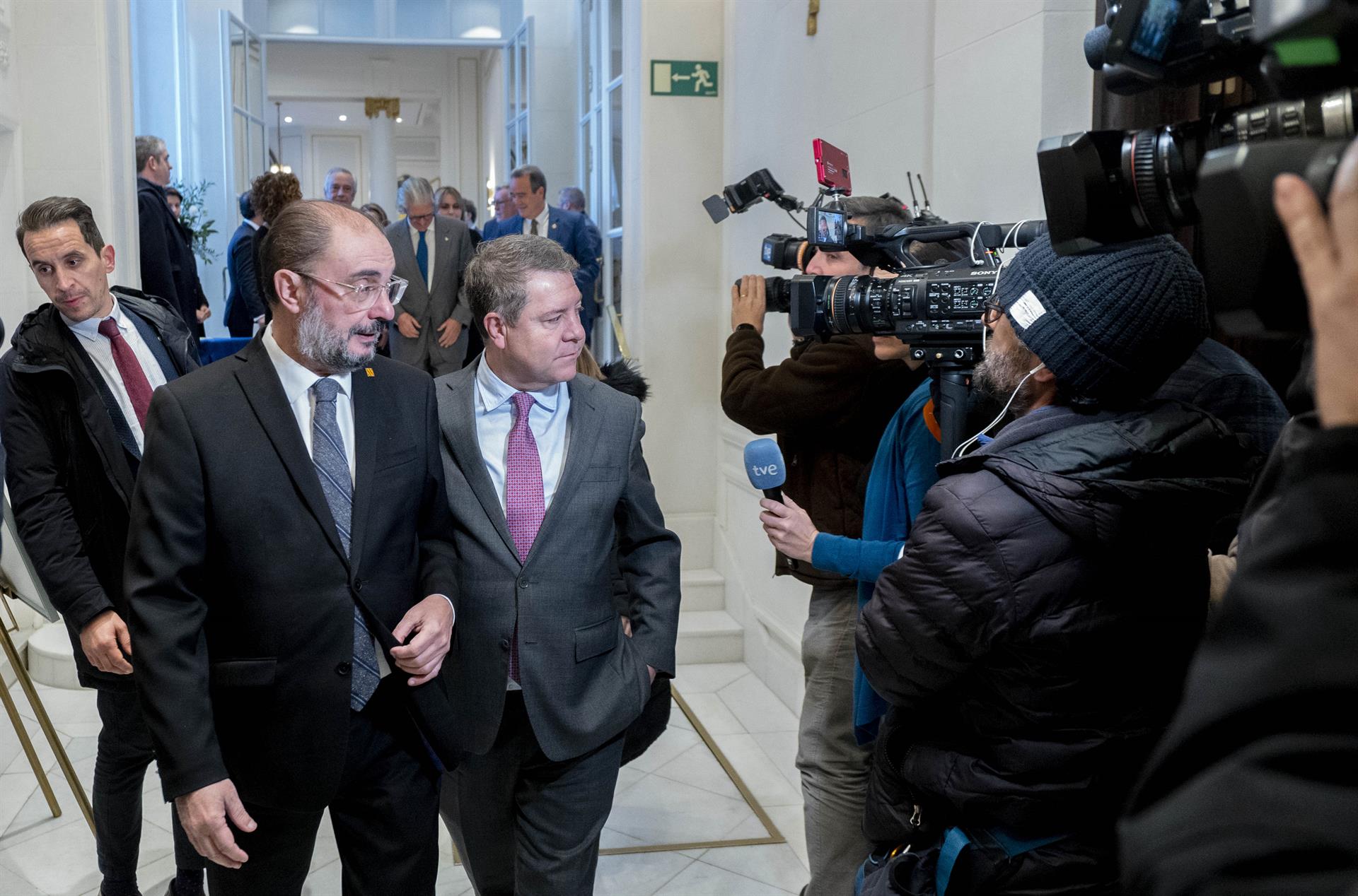 El presidente de Aragón, Javier Lambán (i), y el presidente de Castilla-La Mancha, Emiliano García-Page (d), asisten al desayuno informativo del Foro de la Nueva Economía con el presidente de IFRA y del Grupo Henneo, Fernando de Yarza López-Mad - Alberto Ortega - Europa Press - Archivo