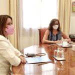 La presidenta del PP balear, Margalida Prohens, reunida en el Consolat de Mar con la presidenta del Govern, Francina Armengol. - CAIB - Archivo