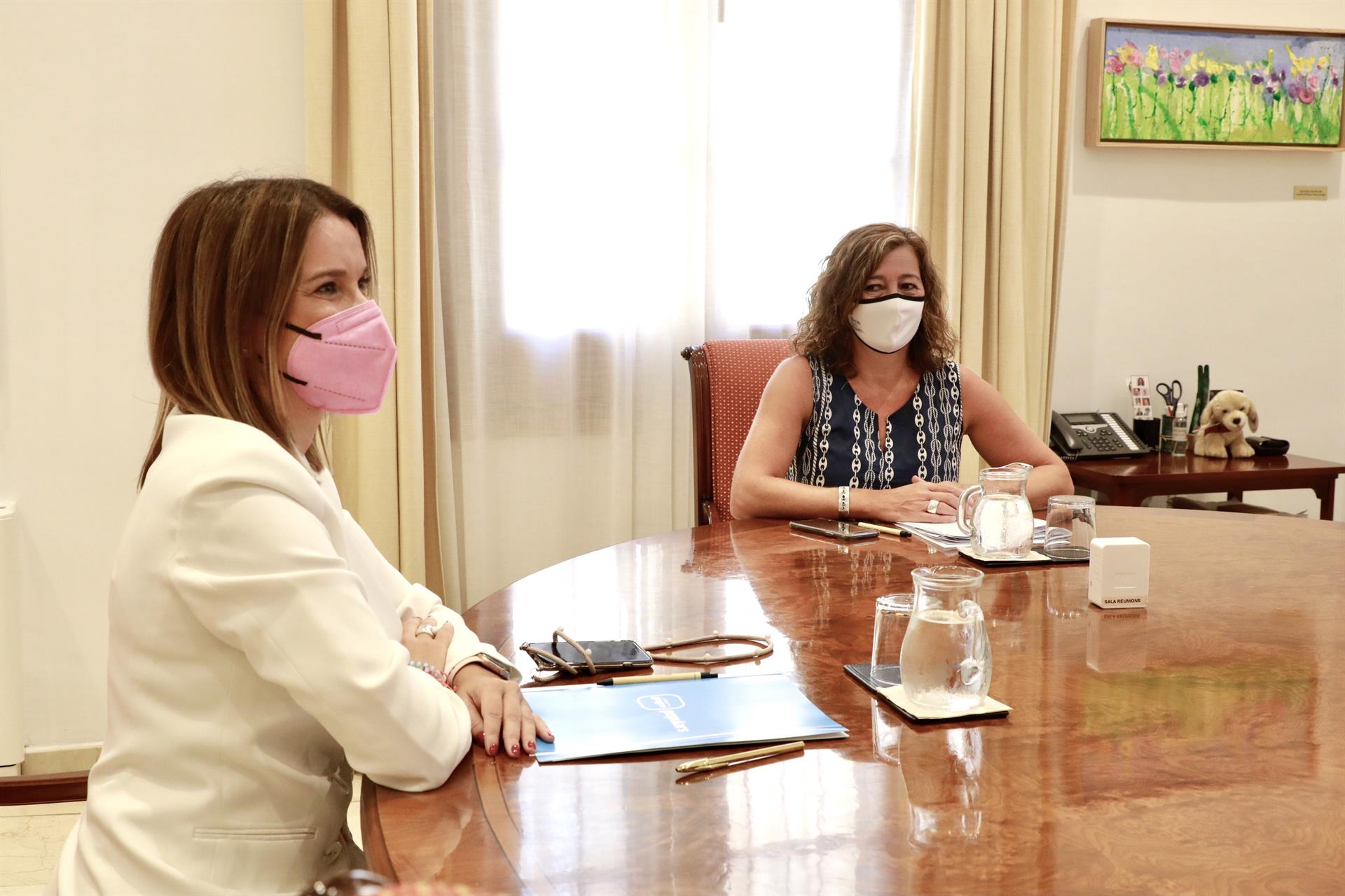 La presidenta del PP balear, Margalida Prohens, reunida en el Consolat de Mar con la presidenta del Govern, Francina Armengol. - CAIB - Archivo