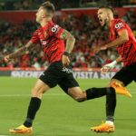 La plantilla del RCD Mallorca celebra el gola ante el Cádiz.