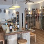 La vinoteca del hotel Guya Wave ofrece productos autóctonos