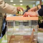 Una persona vota en un colegio electoral, a 28 de mayo de 2023. - Jesús Hellín - Europa Press