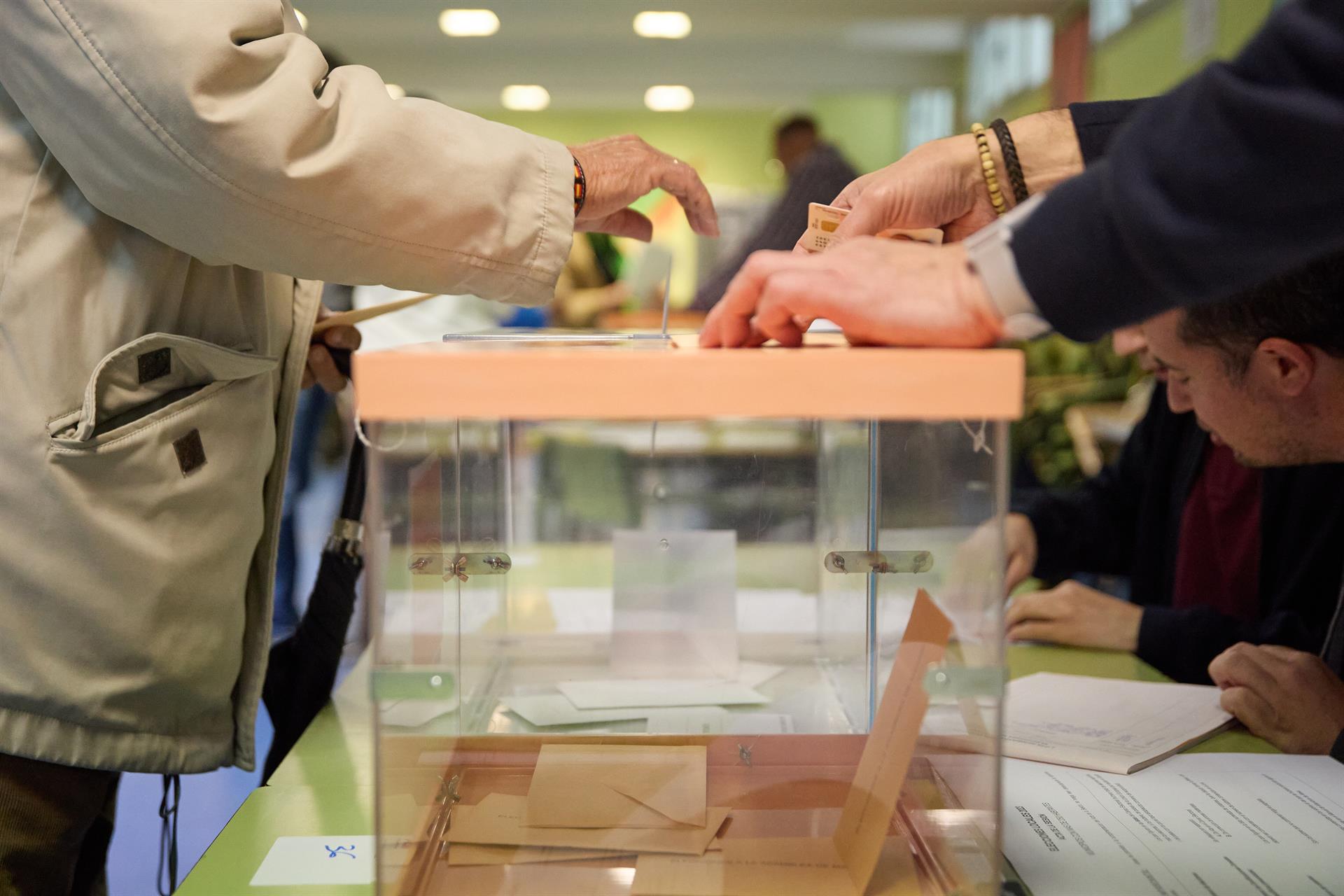 Una persona vota en un colegio electoral, a 28 de mayo de 2023. - Jesús Hellín - Europa Press