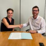Los portavoces de Vox y PP, Idoia Ribas y Sebastià Sagreras, tras firmar el acuerdo de investidura. - PP-VOX