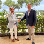 El presidente del Real Club Náutico de Palma, Emerico Fuster, y el delegado de Baleares de Baleària, Joan Serra, han firmado el acuerdo de patrocinio de la naviera con la Copa del Rey de Vela para este 2023. - RCNP