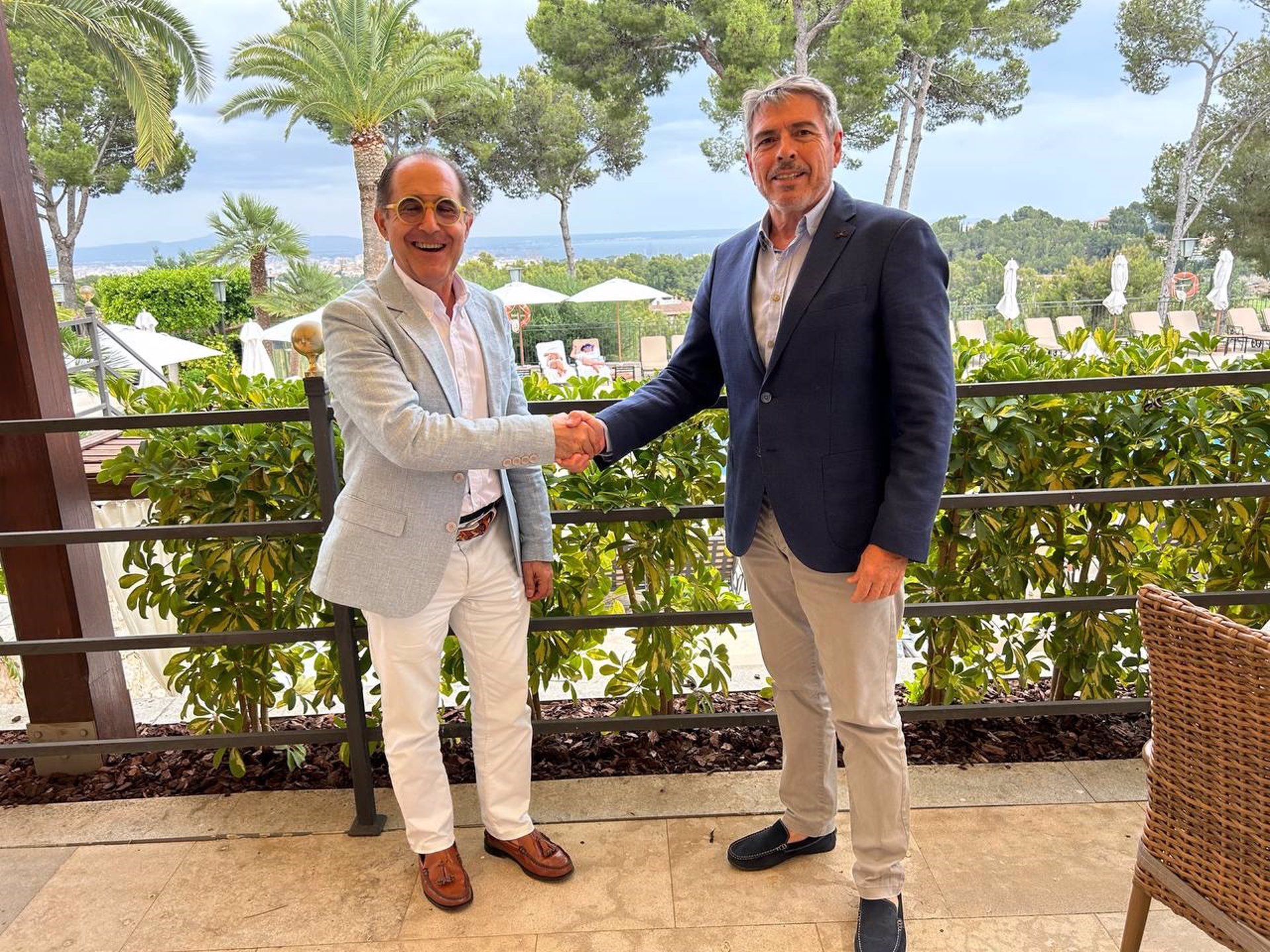 El presidente del Real Club Náutico de Palma, Emerico Fuster, y el delegado de Baleares de Baleària, Joan Serra, han firmado el acuerdo de patrocinio de la naviera con la Copa del Rey de Vela para este 2023. - RCNP