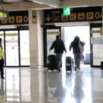 Varios viajeros salen del aeropuerto de Palma. - Isaac Buj - Europa Press - Archivo