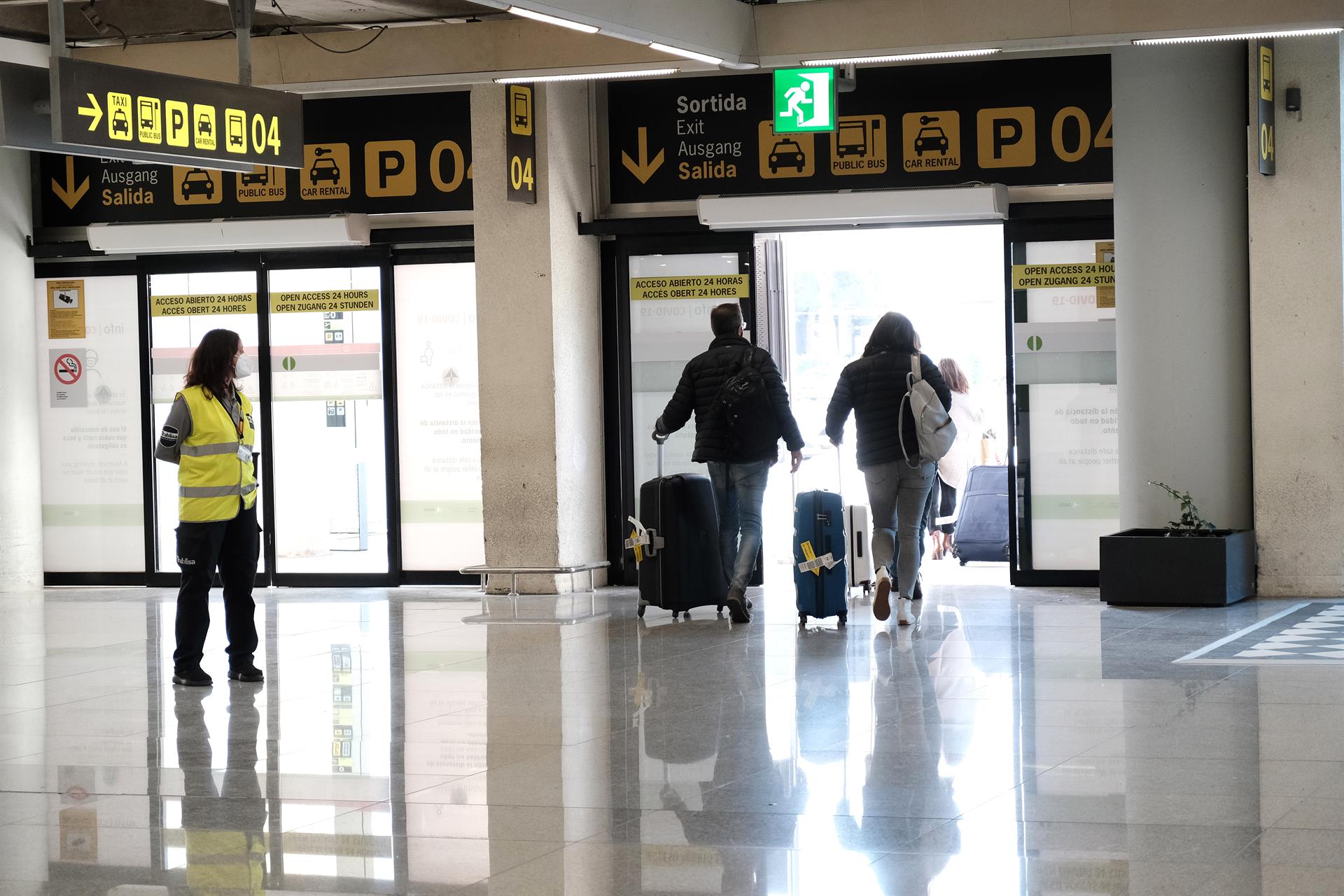 Varios viajeros salen del aeropuerto de Palma. - Isaac Buj - Europa Press - Archivo