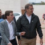 El alcalde y candidato del PP a la reelección, José Luis Martínez-Almeida (i), y el líder del PP, Alberto Núñez Feijóo (d), a su llegada a un coloquio, en la Ciudad de la Raqueta, a 23 de mayo de 2023, en Madrid (España). El coloquio se ha estructurado en - Diego Radamés - Europa Press