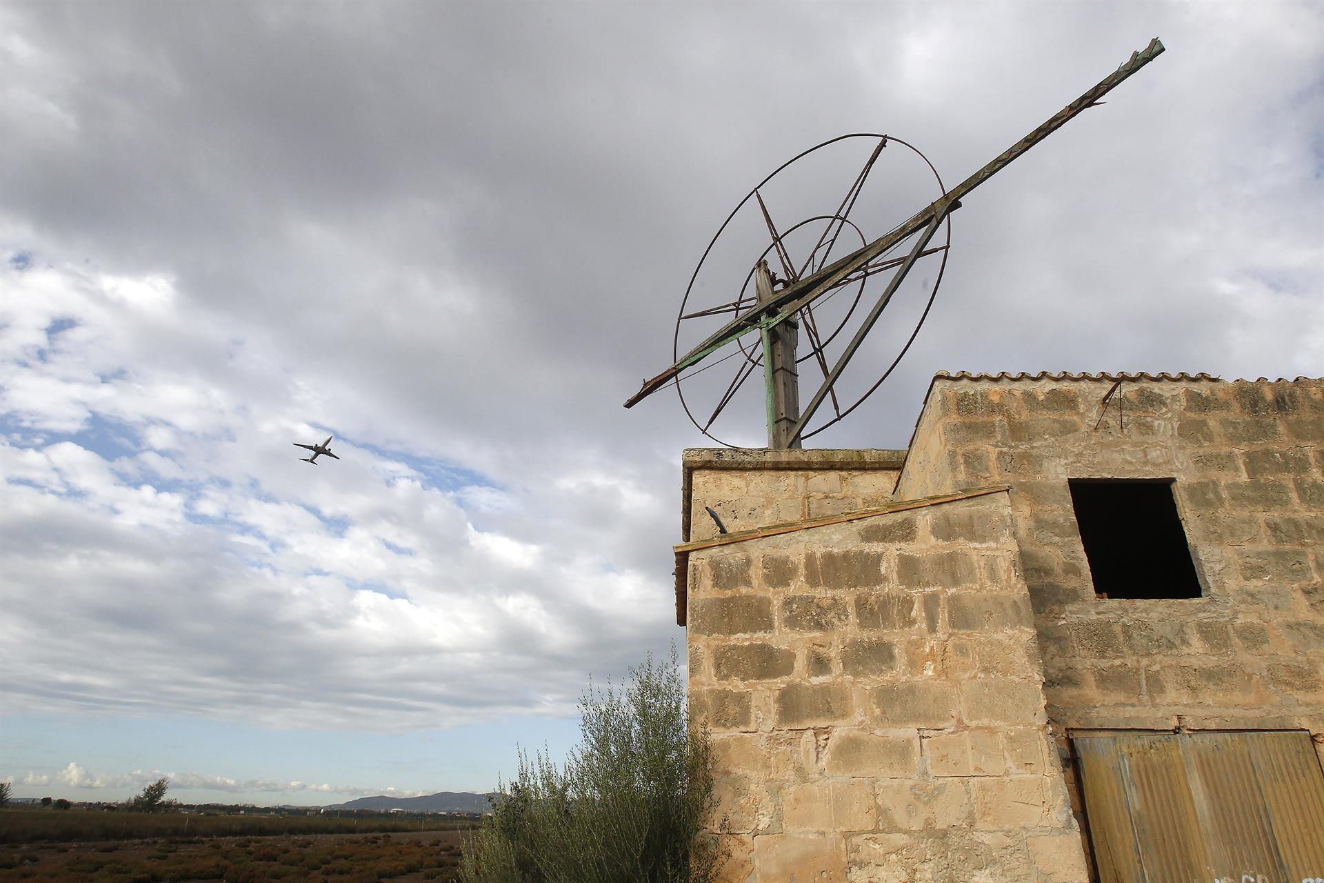 Un avión vuela sobre el aeropuerto de Palma. - Isaac Buj - Europa Press - Archivo