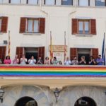 El Ayuntamiento de Inca cuelga la bandera LGTBI en la fachada - AYUNTAMIENTO DE INCA