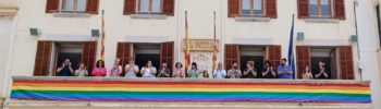 El Ayuntamiento de Inca cuelga la bandera LGTBI en la fachada - AYUNTAMIENTO DE INCA