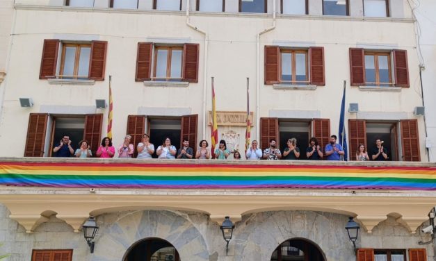 El Ayuntamiento de Inca conmemora el Orgullo 2023 y cuelga la bandera LGTBI en la fachada del Consistorio