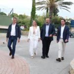 El presidente del PP , Alberto Núñez Feijóo (i), y la candidata del PP a la presidencia del Govern, Marga Prohens (2i), a su llegada a un acto de campaña, en el Trui Teatre. - Isaac Buj - Europa Press