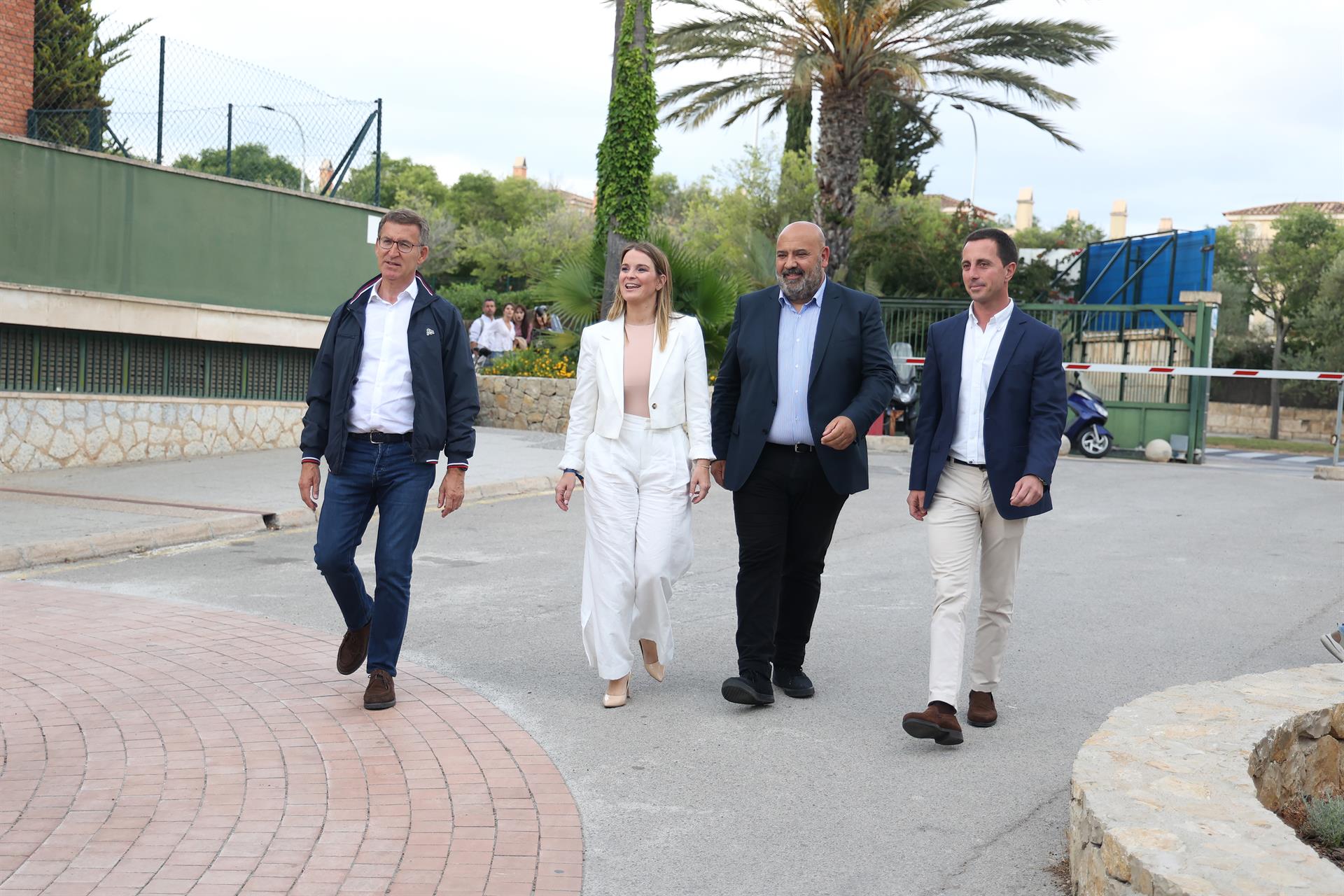 El presidente del PP , Alberto Núñez Feijóo (i), y la candidata del PP a la presidencia del Govern, Marga Prohens (2i), a su llegada a un acto de campaña, en el Trui Teatre. - Isaac Buj - Europa Press