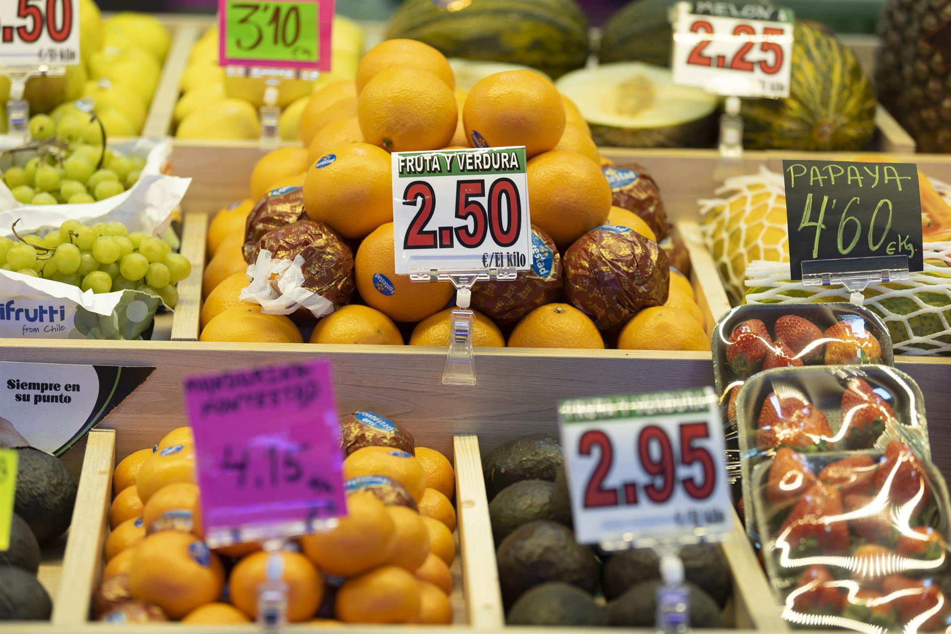 Diferentes frutas en un puesto de un mercado - Eduardo Parra - Europa Press - Archivo
