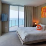 Una habitación de un hotel con vistas al mar.