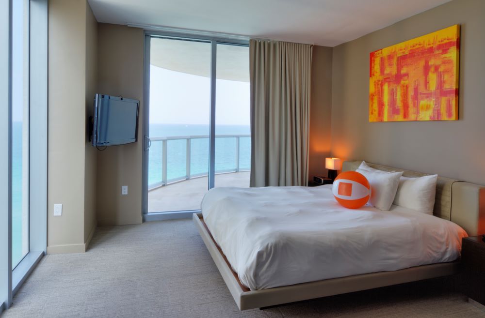 Una habitación de un hotel con vistas al mar.