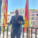 El nuevo alcalde de Palma, Jaime Martínez, posa con la vara de mando en el balcón del Ayuntamiento. - EUROPA PRESS