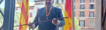 El nuevo alcalde de Palma, Jaime Martínez, posa con la vara de mando en el balcón del Ayuntamiento. - EUROPA PRESS