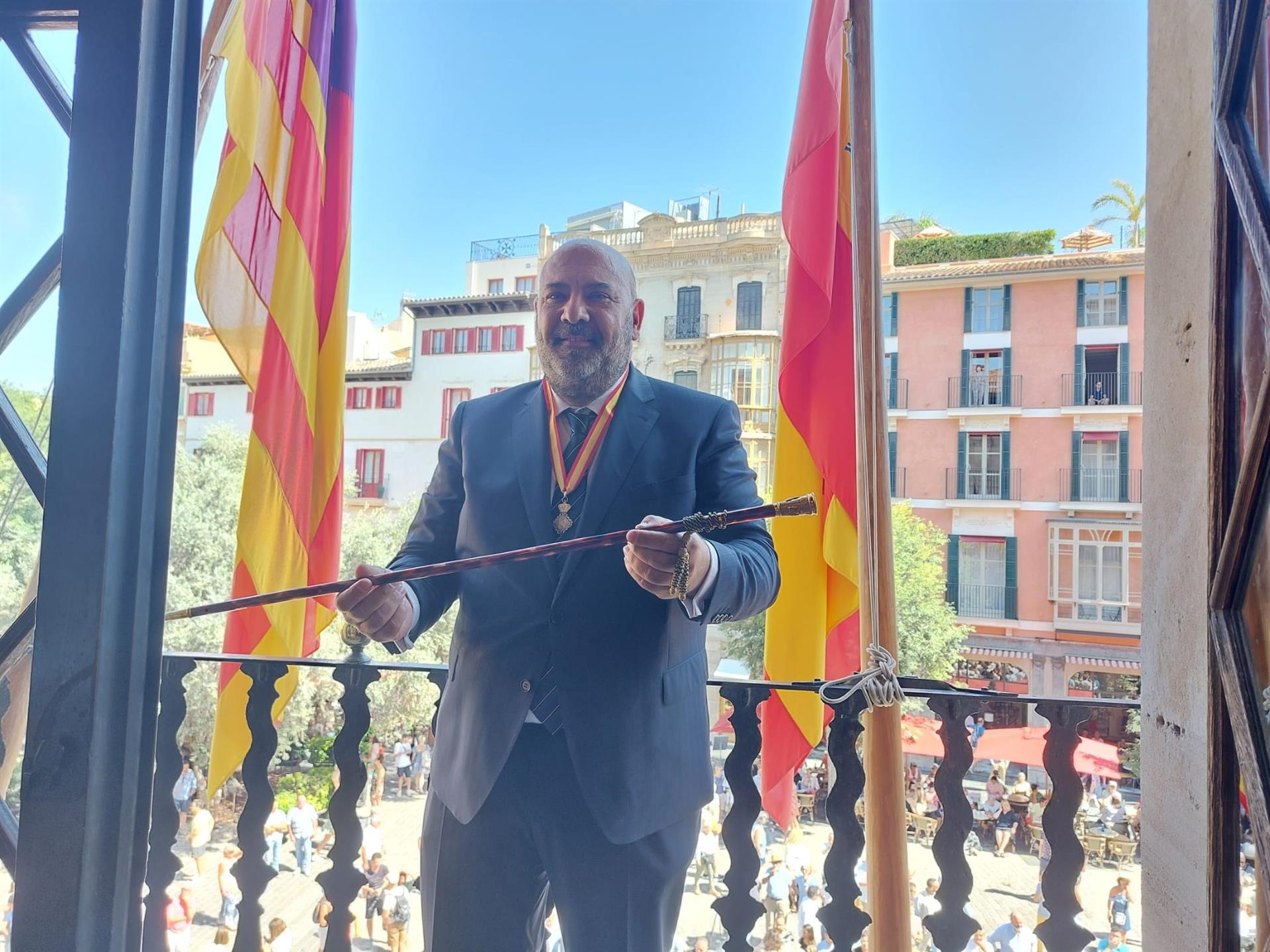 El nuevo alcalde de Palma, Jaime Martínez, posa con la vara de mando en el balcón del Ayuntamiento. - EUROPA PRESS