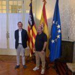 El presidente del Parlament, Gabriel Le Senne, y el presidente del Parlament en la cuarta legislatura, Joan Huguet - EUROPA PRESS