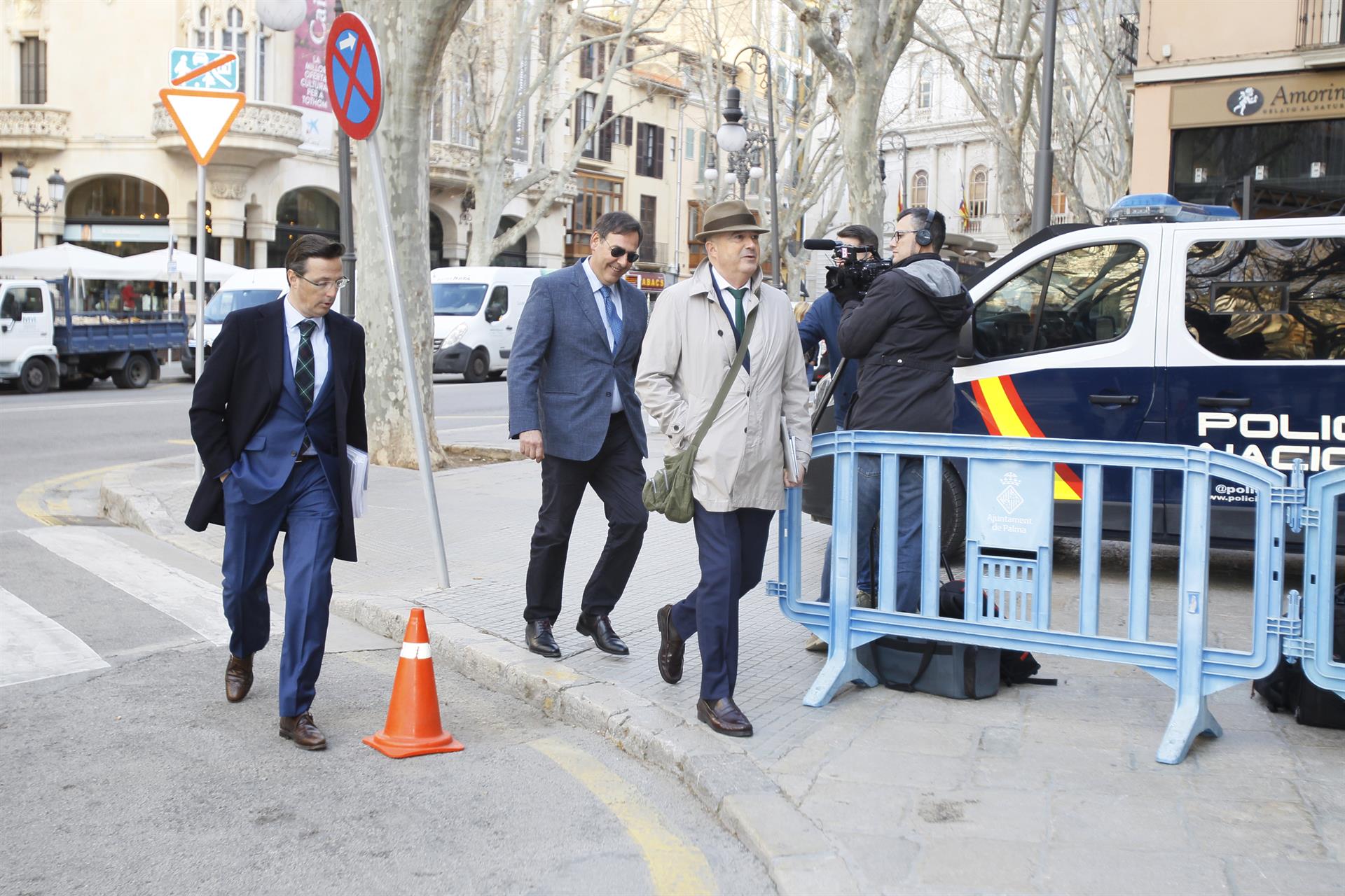 El juez Manuel Penalva (centro) y el fiscal Miguel Ángel Subirán (dech), a su llegada a la Audiencia de Palma, en febrero de 2020. - Isaac Buj - Europa Press - Archivo