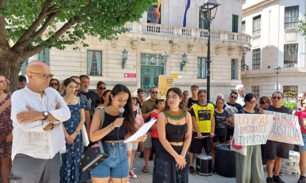Unas 50 personas exigen, en Palma, «justicia» para que la tragedia de Melilla «no se repita», un año después de la misma