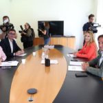 La presidenta del PP balear y candidata electa al Govern, Margarita Prohens; el portavoz parlamentario del PP, Toni Costa; la líder de Vox en las Islas, Patricia de las Heras, y el candidato al Parlament, Jorge Campos, durante una reunión en el Parlament - Isaac Buj - Europa Press