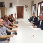 El regidor de Movilidad y Polígonos Industriales, Antonio Deudero, y el director general de área, Antonio Román, reunidos con los taxistas - AYUNTAMIENTO DE PALMA